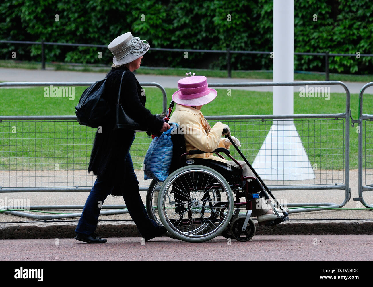 Couple sur leur façon de regarder le mariage royal Banque D'Images