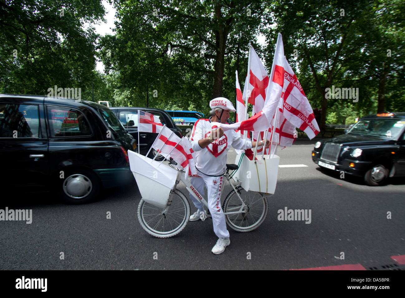 Londres, Royaume-Uni. Le 04 juillet, 2013. Un homme s'appelant lui-même Anglian George randonnées avec pavillon de St George attaché à son vélo qui souhaitent un heureux nous le 4 juillet Jour de l'indépendance. Anglian George croit que sans Anglia les Etats-Unis, l'Australie et le Canada n'aurait pas été formé : Crédit amer ghazzal/Alamy Live News Banque D'Images