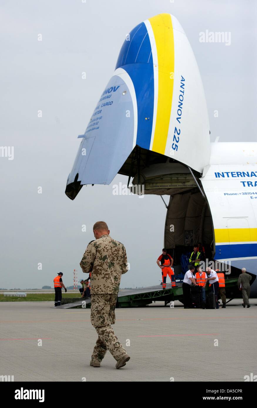 Un soldat de la Bundeswehr est situé dans la face d'un plan d'Antonow 225 'Antonow Airlines à l'aéroport de Halle/Leipzig en Schkeuditz, Allemagne, 04 juillet 2013. L'Antonow 225 est le plus grand plan actuellement en fonctionnement dans le monde. 14 contrainers ont été transportés de l'Afghanistan à l'Allemagne dans le cadre du retrait des troupes allemandes d'Afghanistan. Photo : PETER ENDIG Banque D'Images