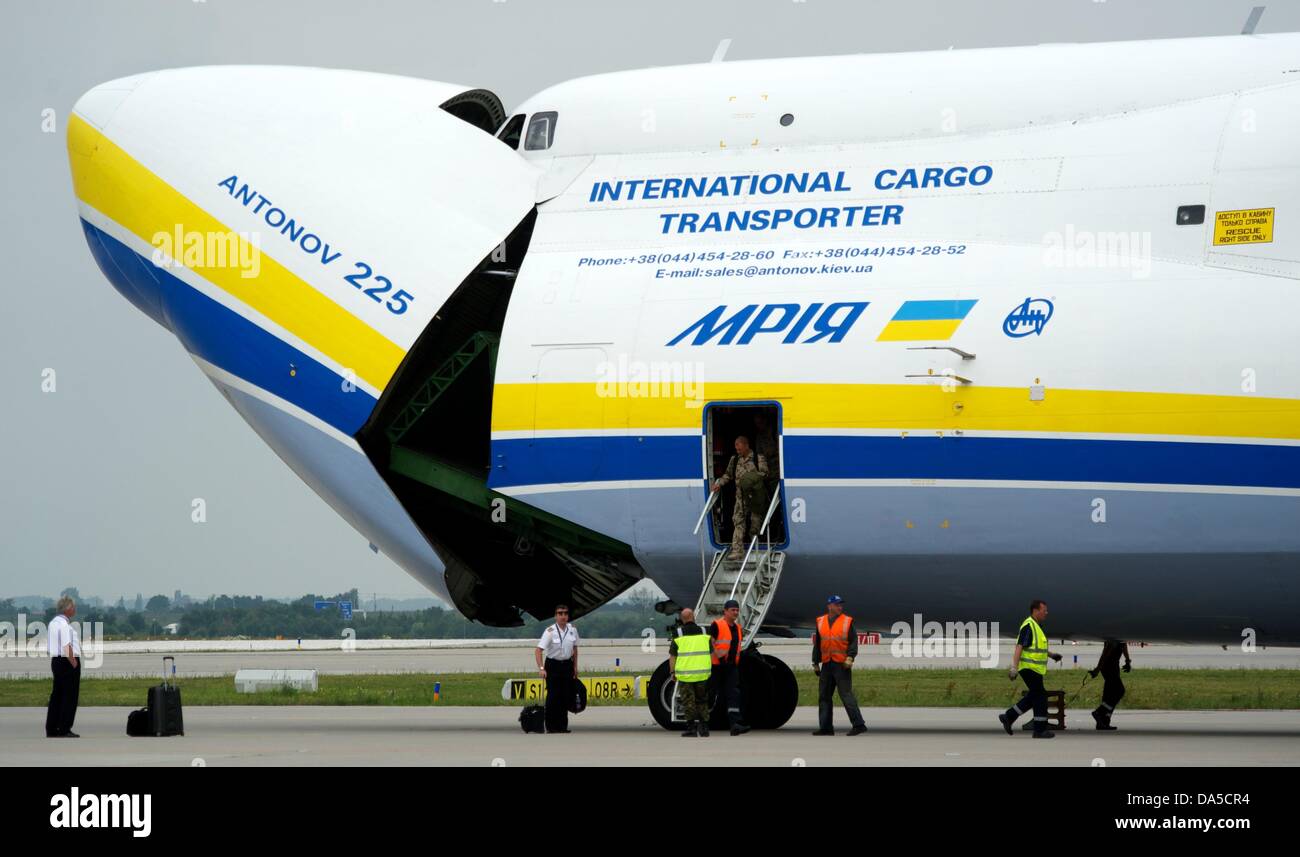 La zone de chargement d'un avion Antonow 225 de 'Antonow Airlines' est ouvert à l'aéroport de Halle/Leipzig en Schkeuditz, Allemagne, 04 juillet 2013. L'Antonow 225 est le plus grand plan actuellement en fonctionnement dans le monde. 14 contrainers ont été transportés de l'Afghanistan à l'Allemagne dans le cadre du retrait des troupes allemandes d'Afghanistan. Photo : PETER ENDIG Banque D'Images