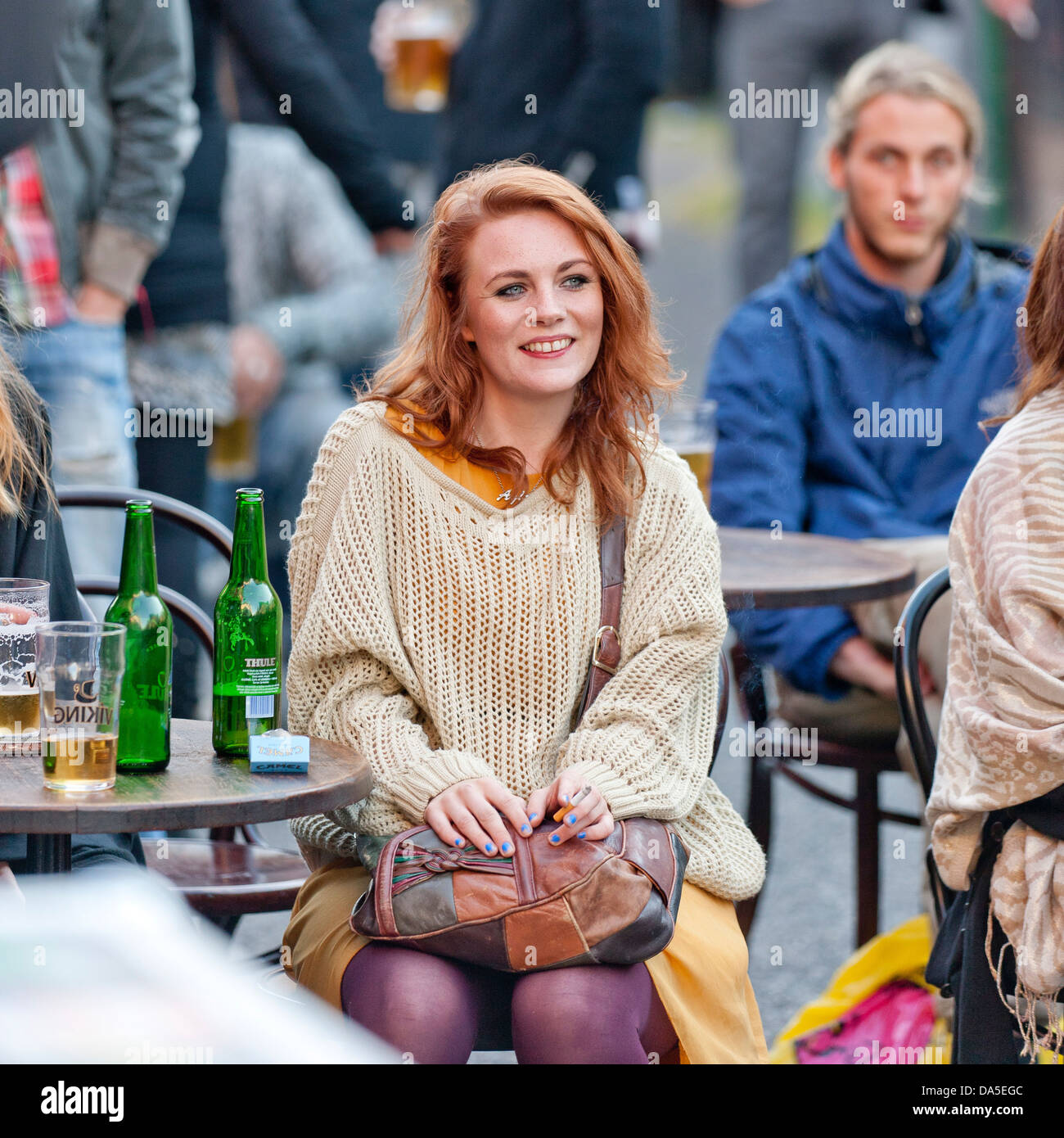 Woman at outdoor cafe au cours d'un festival d'été, Reykjavik, Islande Banque D'Images