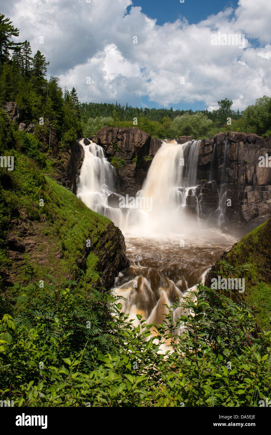 High Falls de la rivière Pigeon à Grand Portage, Minnesota State Park en été. Cette rivière est la frontière nord entre les États-Unis et le Canada. Banque D'Images