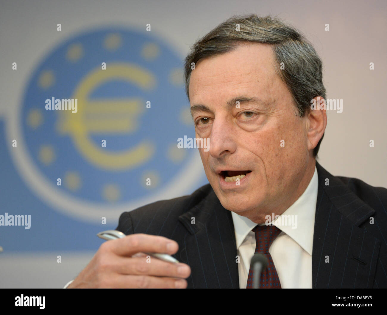 Francfort, Allemagne. Le 04 juillet, 2013. Mario Draghi, Président de la Banque centrale européenne (BCE), prend la parole à la conférence de presse de la BCE à Francfort-sur-Main, Allemagne, 04 juillet 2013. Comme prévu, la BCE maintient le taux de base de la zone euro sur le niveau historiquement bas de 0,5 pour cent, selon des rapports remis à la presse à l'issue d'un conseil de la BCE à Francfort le 04 juillet 2013. Photo : ARNE DEDERT : dpa Crédit photo alliance/Alamy Live News Banque D'Images
