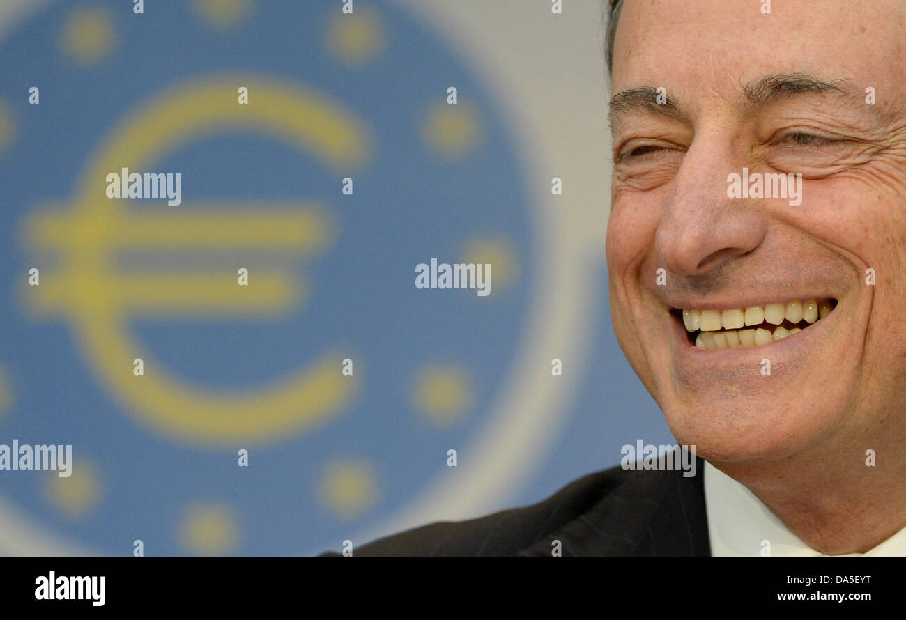 Francfort, Allemagne. Le 04 juillet, 2013. Mario Draghi, Président de la Banque centrale européenne (BCE), prend la parole à la conférence de presse de la BCE à Francfort-sur-Main, Allemagne, 04 juillet 2013. Comme prévu, la BCE maintient le taux de base de la zone euro sur le niveau historiquement bas de 0,5 pour cent, selon des rapports remis à la presse à l'issue d'un conseil de la BCE à Francfort le 04 juillet 2013. Photo : ARNE DEDERT : dpa Crédit photo alliance/Alamy Live News Banque D'Images