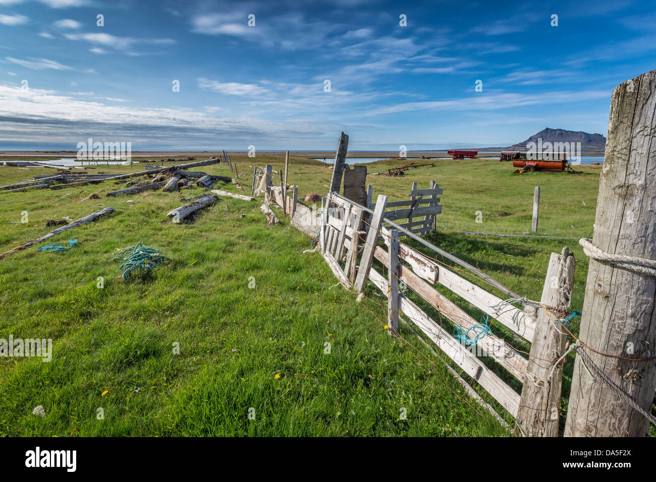Clôture en bois sur les terres agricoles, Péninsule de Snæfellsnes, l'Islande Banque D'Images