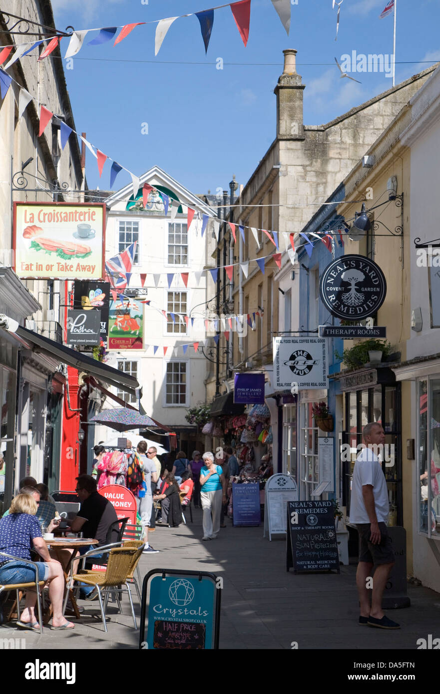 Les acheteurs des magasins dans le Northumberland Passage, baignoire, Somerset, Angleterre Banque D'Images