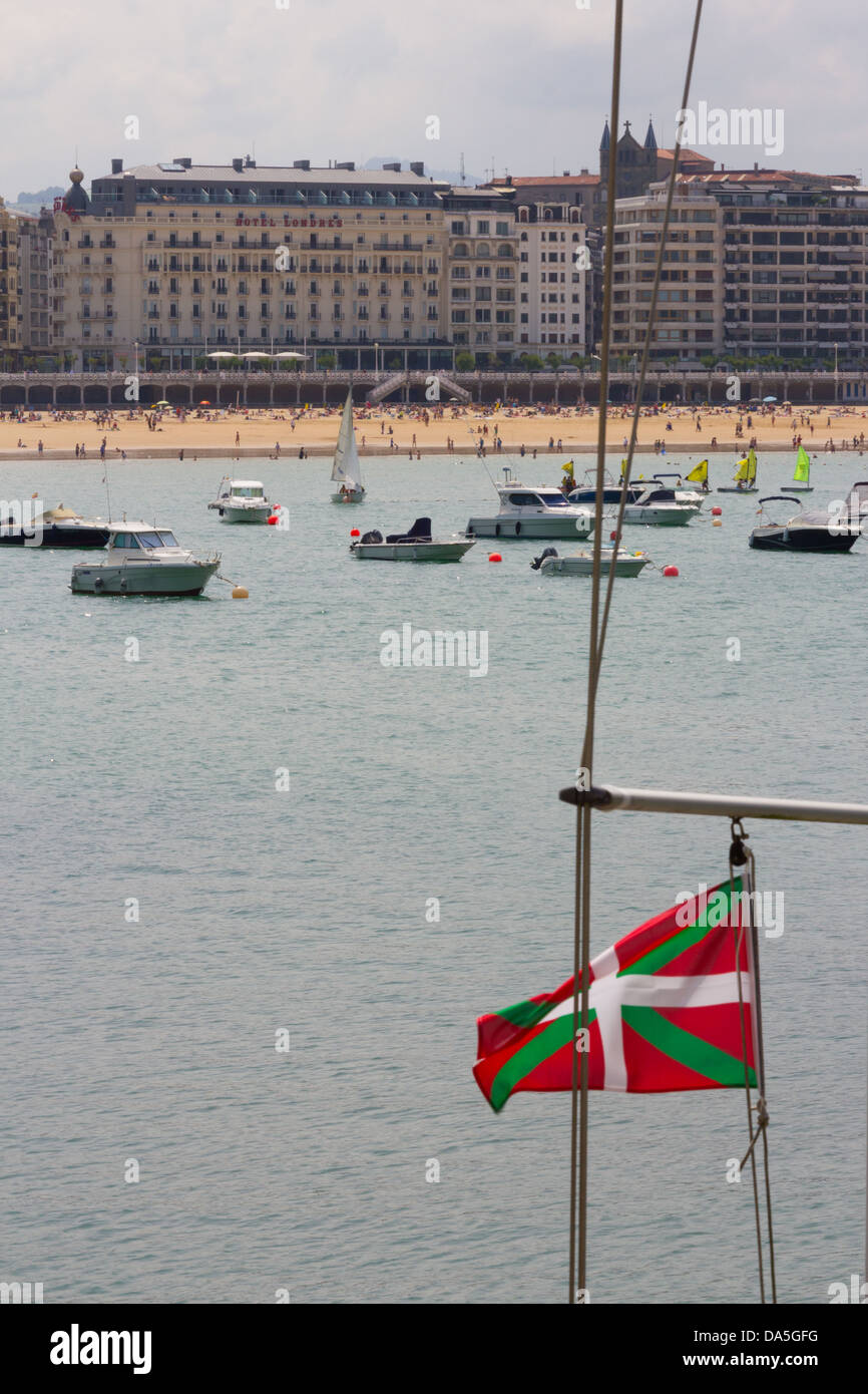 Drapeau Basque sur un bateau à Donostia - San Sebastian - Harbour Banque D'Images