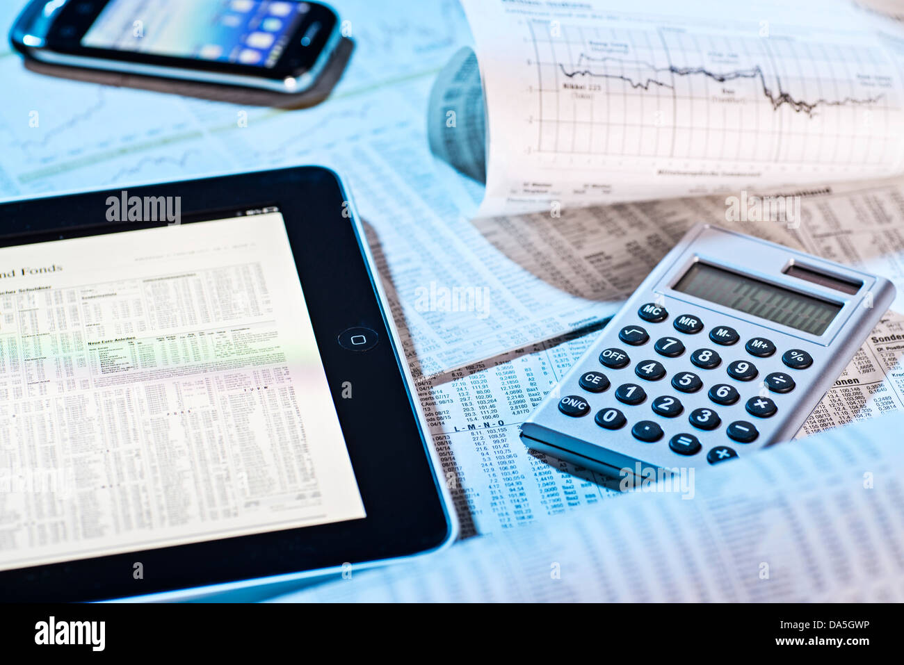 Les prix des actions dans le journal et sur l'écran d'un ordinateur tablette. Banque D'Images