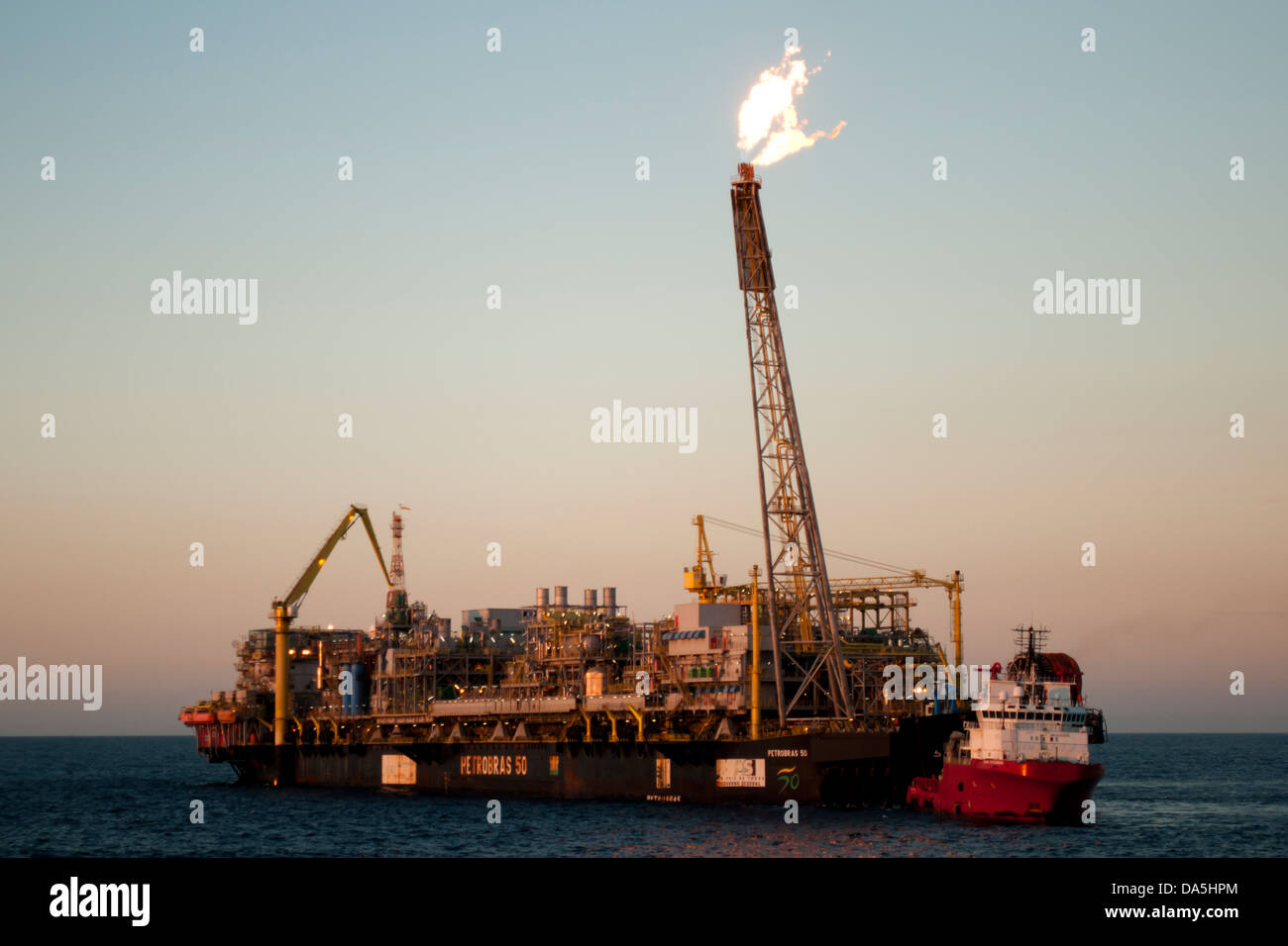 Navire d'approvisionnement, à proximité de FPSO P50 au bassin de Campos, au large de Rio de Janeiro, Brésil, travaillant pour Petrobras. Banque D'Images