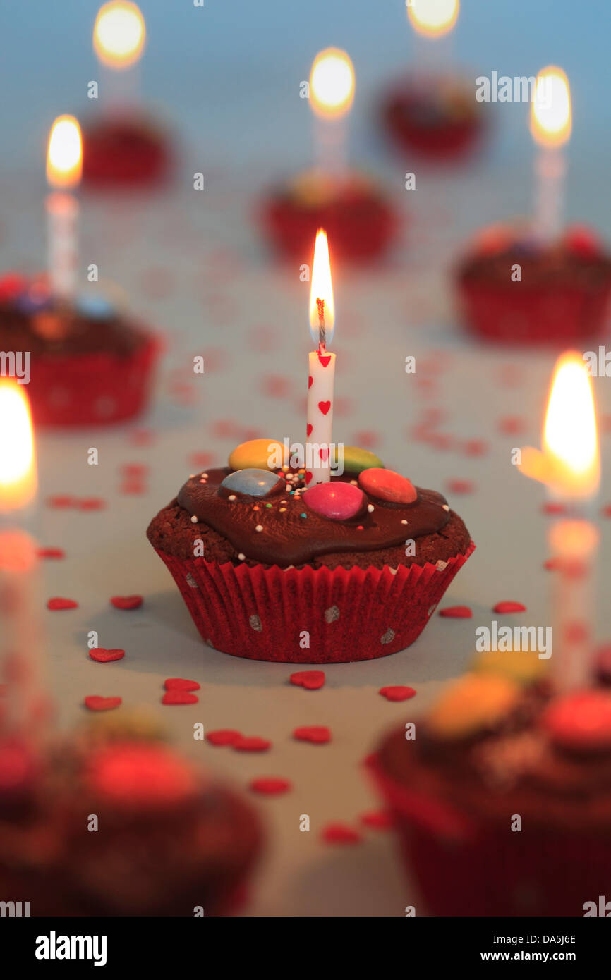 Décoration, habillage, dessert, fête, anniversaire, fête, gâteau d' anniversaire, anniversaire, coeur, coeurs, bougie, bougie Photo Stock -  Alamy