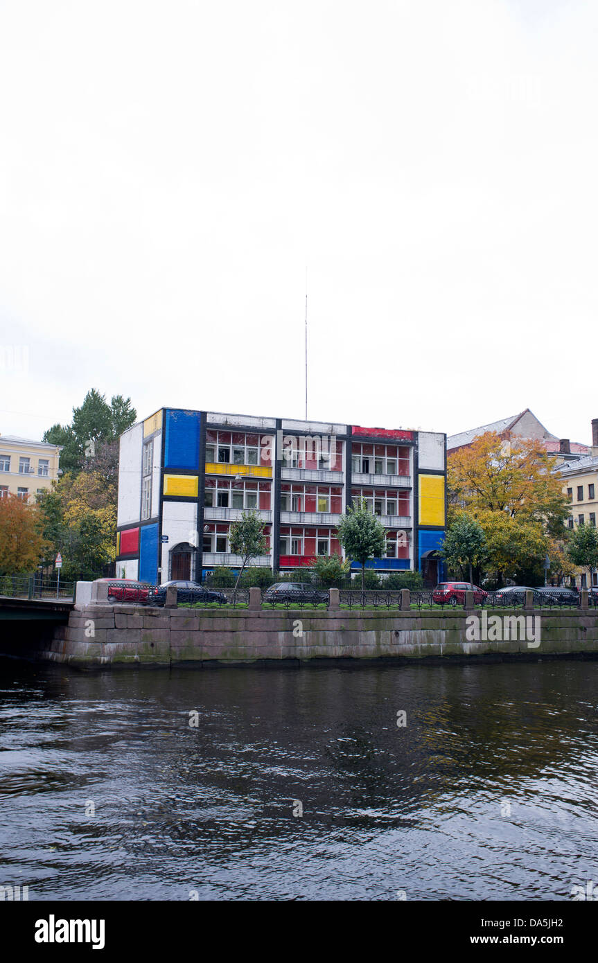 Peint dans les appartements de style Piet Mondrian à St Petersbourg. Banque D'Images
