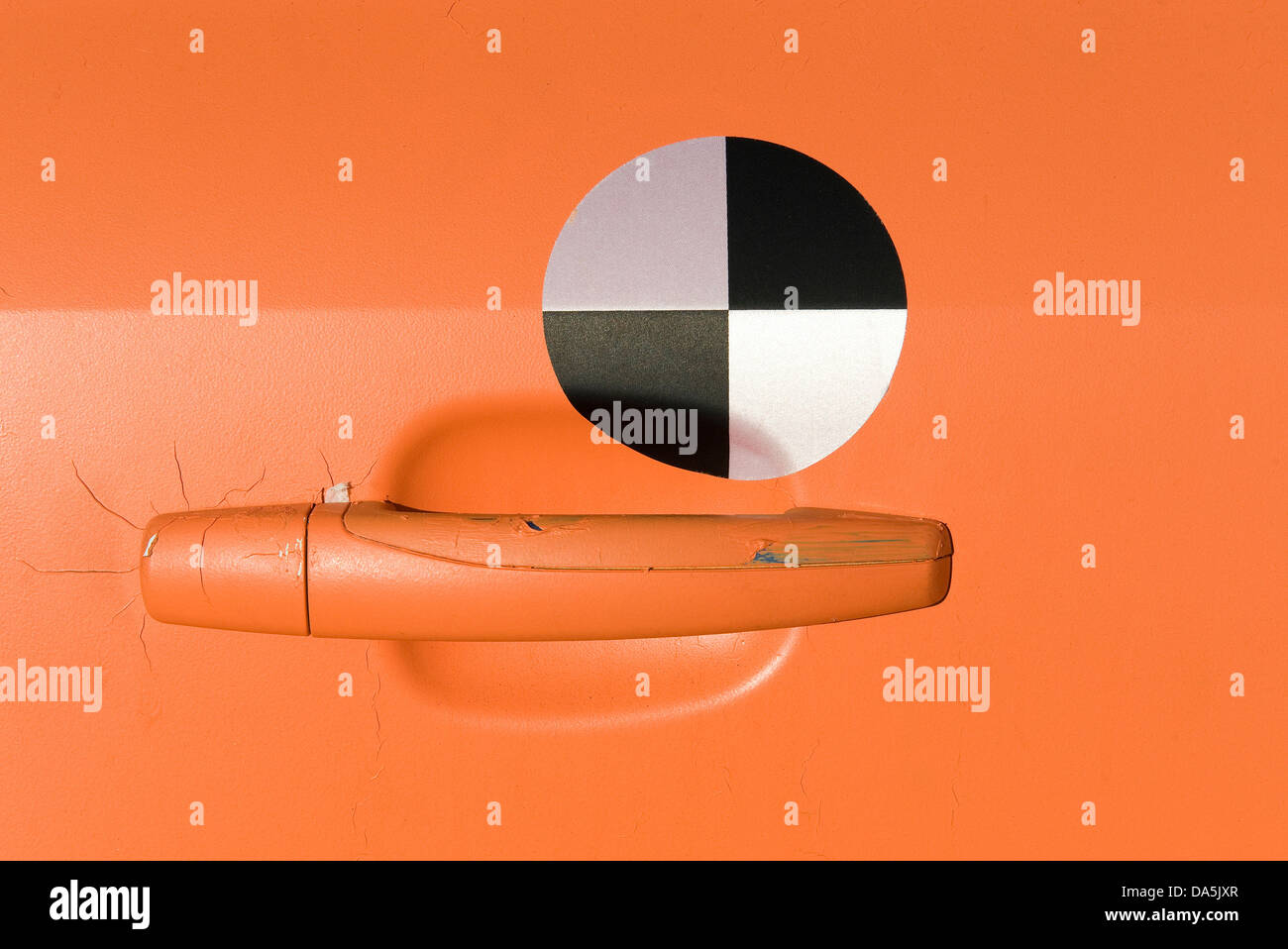 Crash test voiture peint orange Banque D'Images