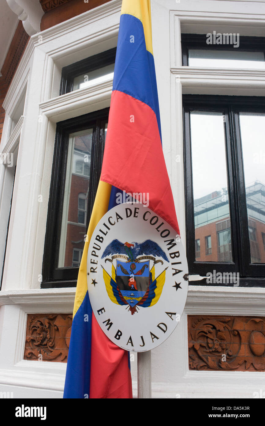 Le drapeau national est suspendu à l'extérieur de l'Ambassade colombienne dans Hans Crescent, London SW1. Banque D'Images