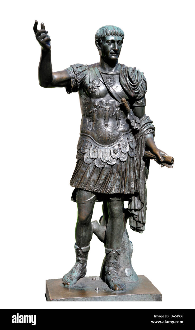 Londres, Angleterre, Royaume-Uni. Statue : l'empereur Trajan (53-117AD) par l'ancien mur de la ville, Tower Hill. Copie moderne de statue en marbre à Naples Banque D'Images