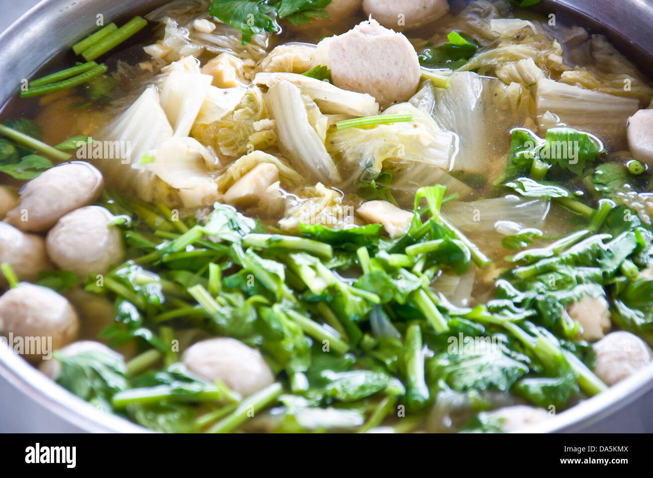 Une délicieuse cuisine thaïlandaise appeler KAENGJUED avec meatball et de légumes et d'ingrédients de soupe Banque D'Images