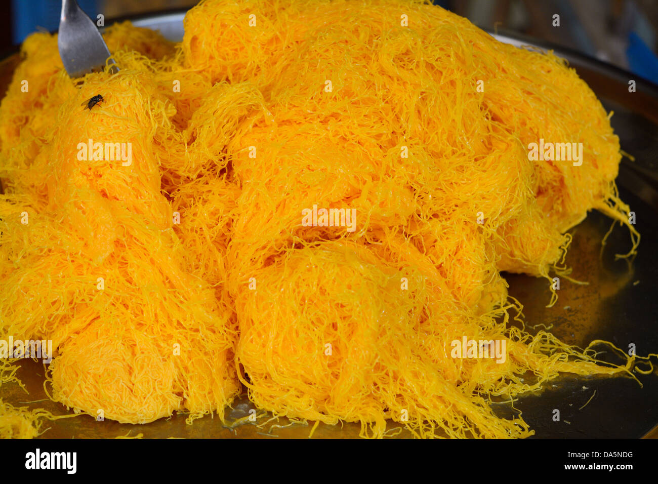 Le foi Thong colorés (jaune d'Oeuf râpé doux) pour vendre au marché thaïlandais Banque D'Images