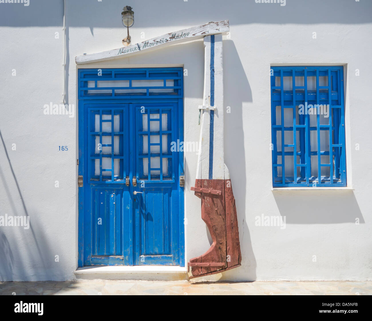 Une porte bleue et blanche fenêtre sur une maison grecque. Banque D'Images