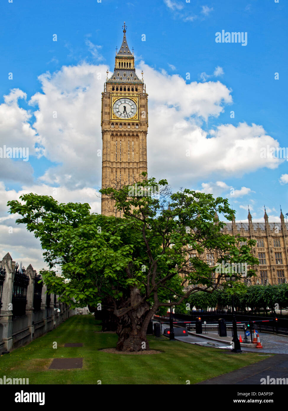 Vue de l'Elizabeth Tower (Big Ben) à l'extrémité nord du Palais de Westminster (Parlement) Banque D'Images