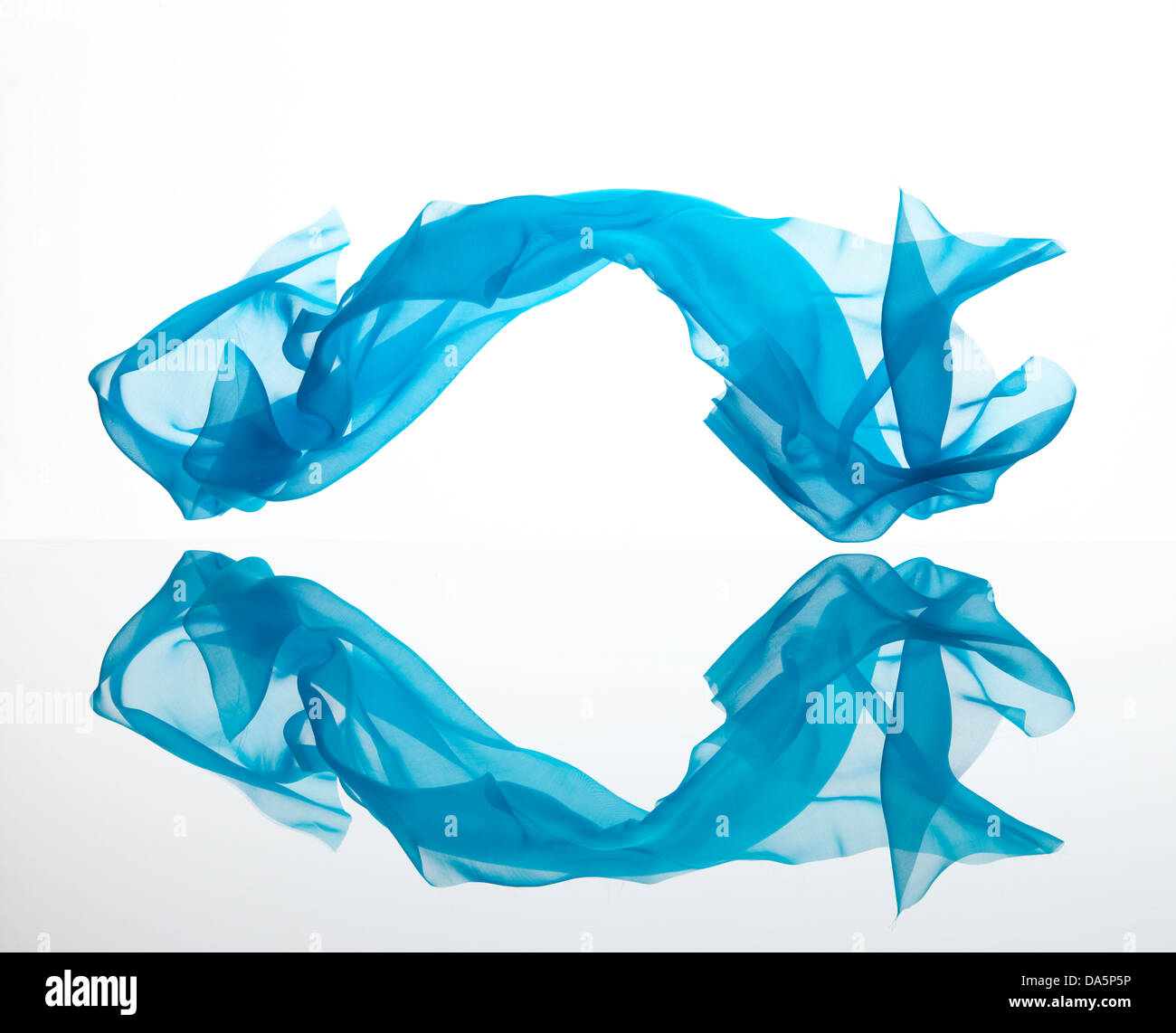 tissu flottant en mousseline soufflant vent tombant figé jolies formes Banque D'Images