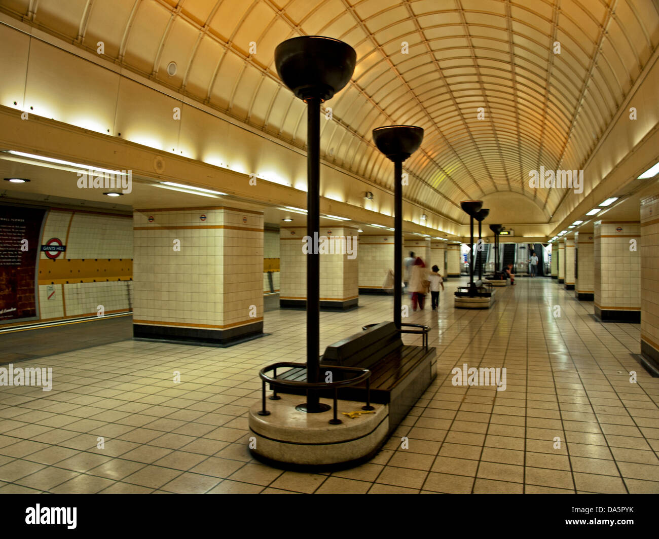 Intérieur de la station de métro Gants Hill, London Borough de Redbridge, Londres, Angleterre, Royaume-Uni Banque D'Images