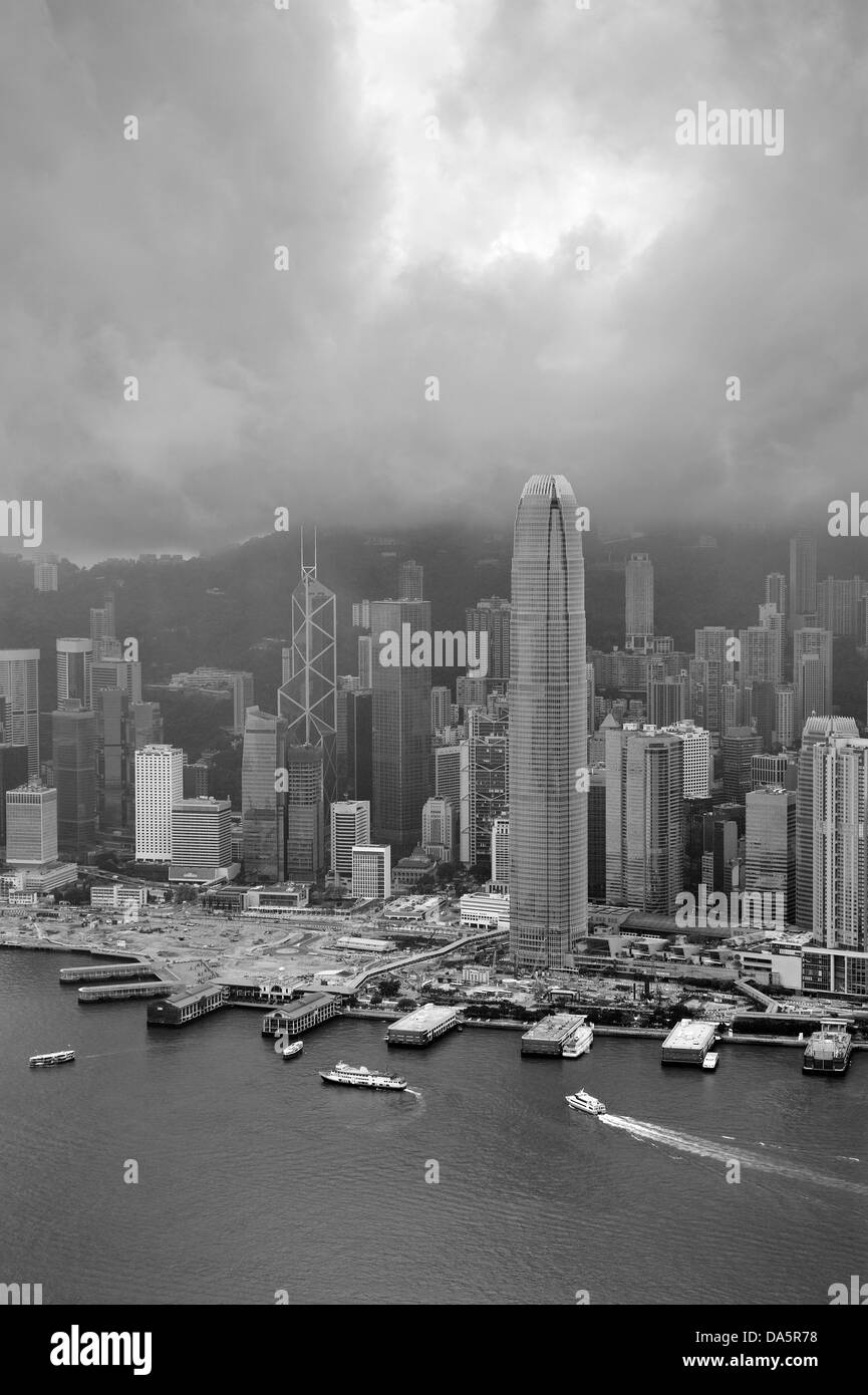 Vue aérienne du port de Victoria et les toits de Hong Kong avec les gratte-ciel en noir et blanc. Banque D'Images