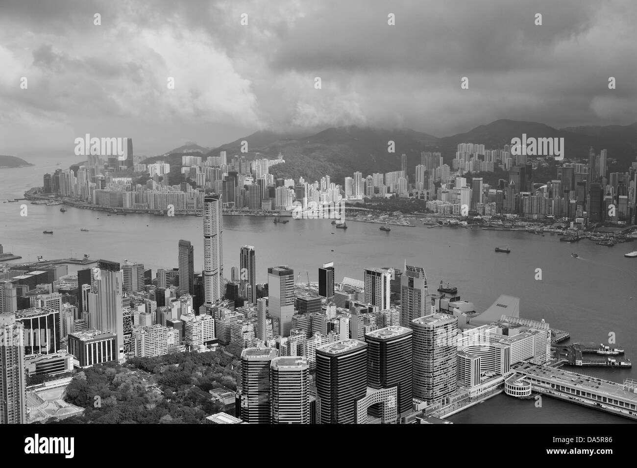 Vue aérienne du port de Victoria et les toits de Hong Kong avec les gratte-ciel en noir et blanc. Banque D'Images