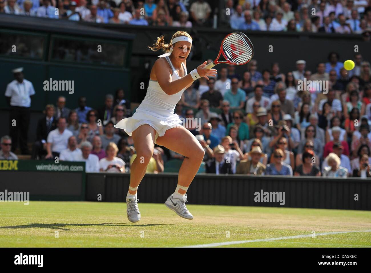 Wimbledon, Londres, Royaume-Uni. Le 04 juillet, 2013. Wimbledon 2013 Jour 10, chers demi-finales. Sabine Lisicki (Ger) contre Agnieszka Radwanska (POL). Sabine Lisicki ger : Action Crédit Plus Sport Images/Alamy Live News Banque D'Images Wimbledon, Londres, Royaume-Uni. Le 04 juillet, 2013. Wimbledon 2013 Jour 10, chers demi-finales. Sabine Lisicki (Ger) contre Agnieszka Radwanska (POL). Sabine Lisicki ger : Action Crédit Plus Sport Images/Alamy Live News Banque D'Images