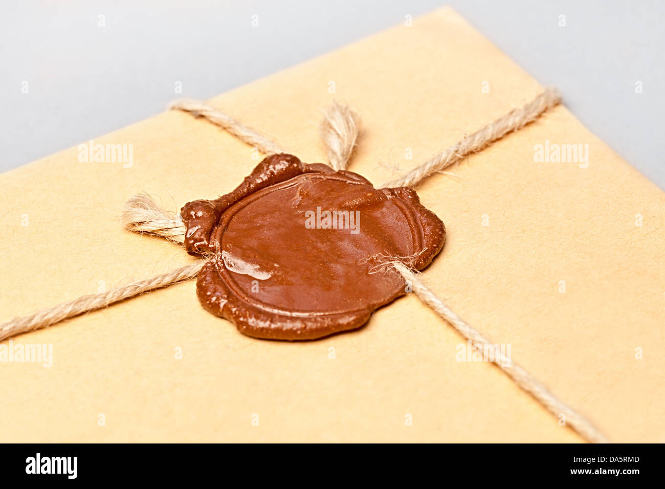 Enveloppe avec cachet de cire attachées avec de la ficelle Photo Stock -  Alamy