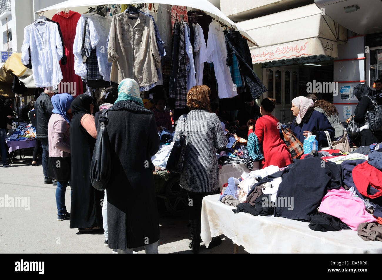 Les gens d'acheter tunisien fait don de charité au marché européen de vêtements de Bizerte en Tunisie Banque D'Images