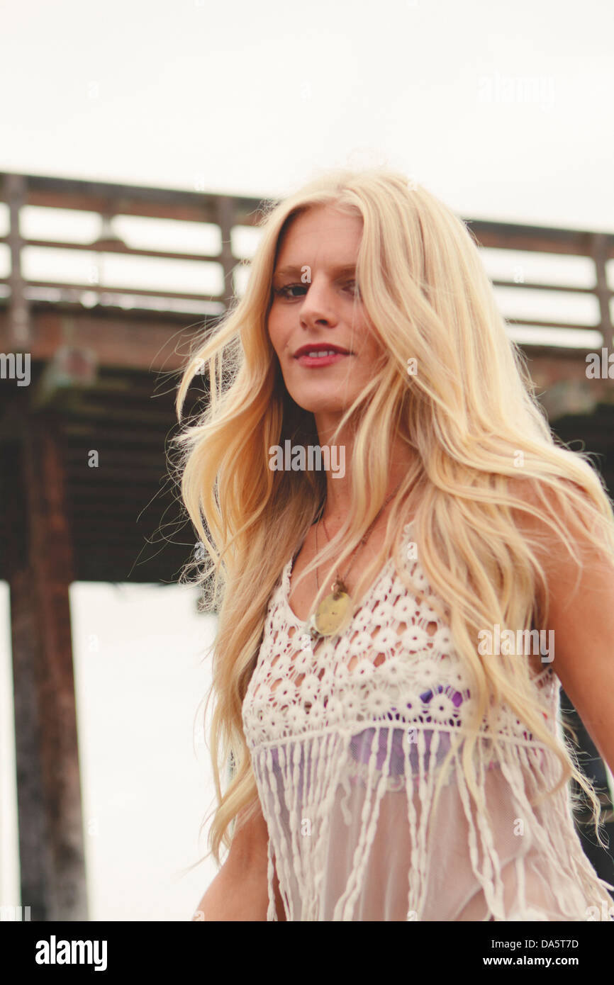 Une très jolie jeune femme sur la plage. Banque D'Images