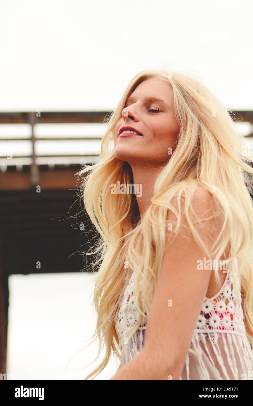 Une très jolie jeune femme sur la plage. Banque D'Images