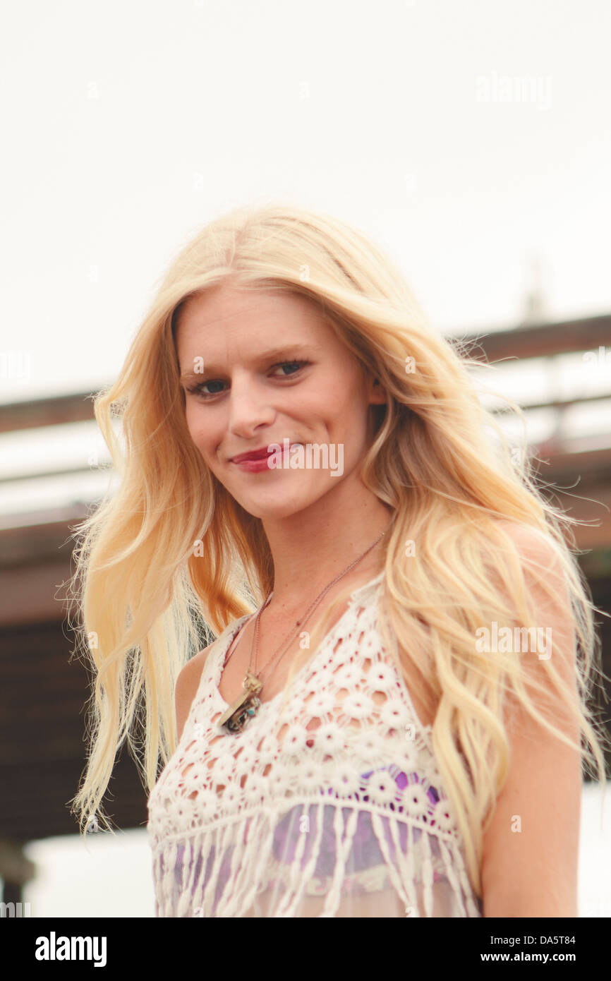 Une très jolie jeune femme sur la plage. Banque D'Images