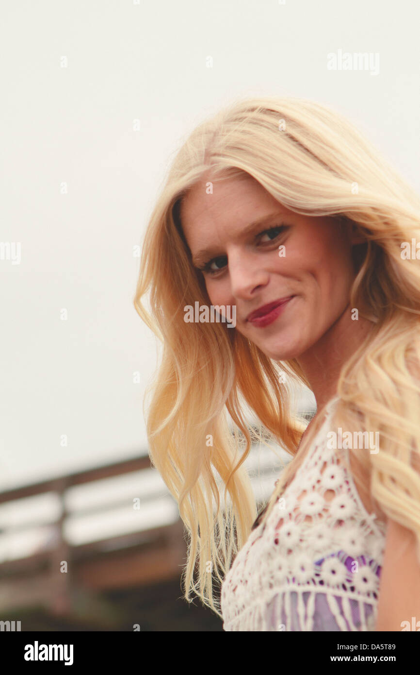 Une très jolie jeune femme sur la plage. Banque D'Images