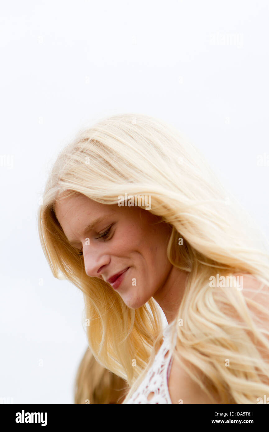 Une très jolie jeune femme sur la plage. Banque D'Images