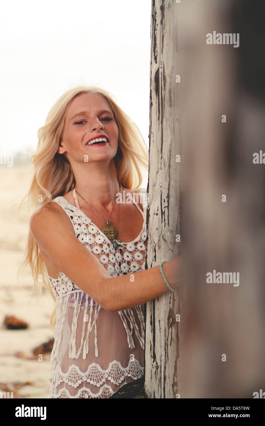 Une très jolie jeune femme sur la plage. Banque D'Images