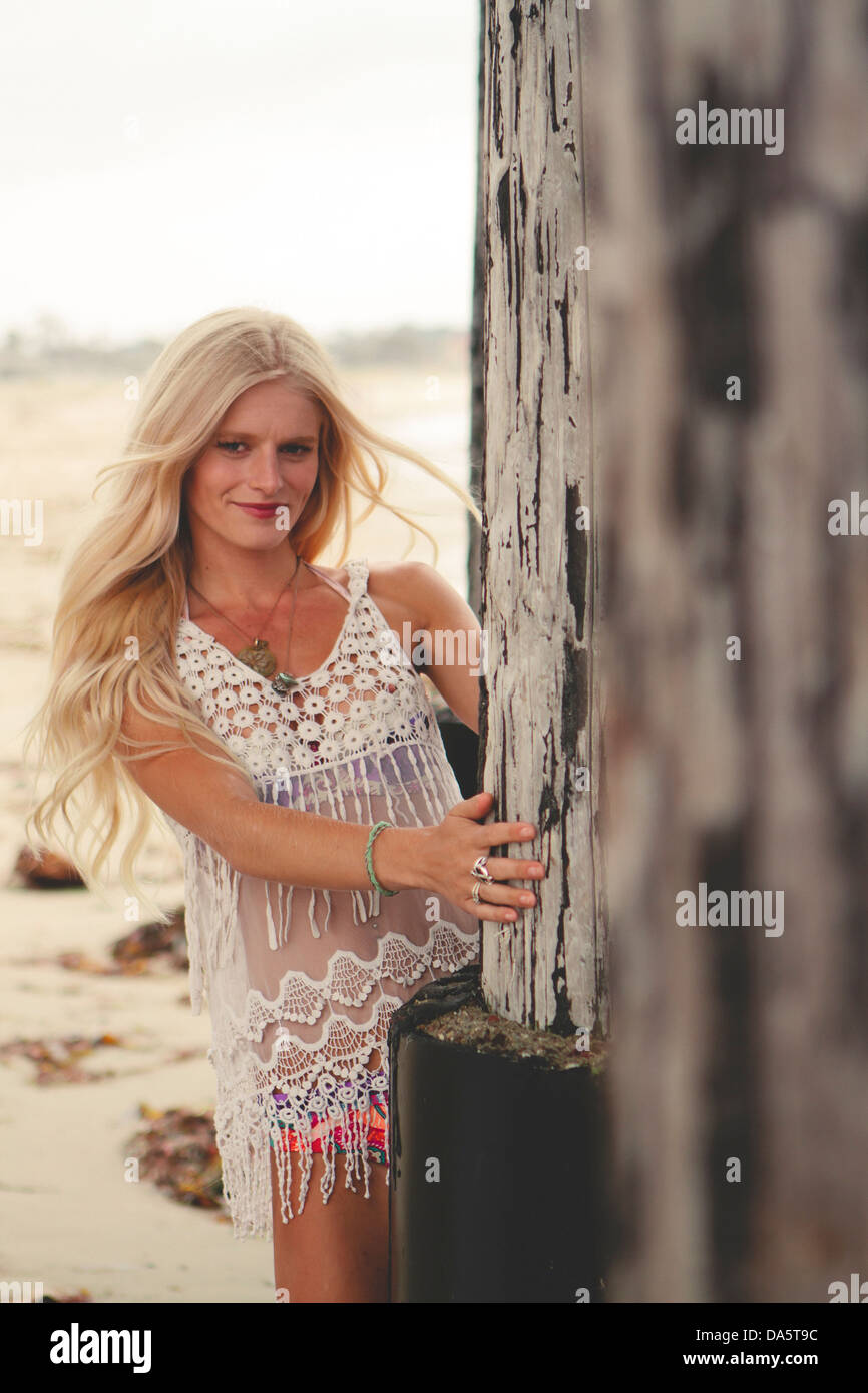 Une très jolie jeune femme sur la plage. Banque D'Images