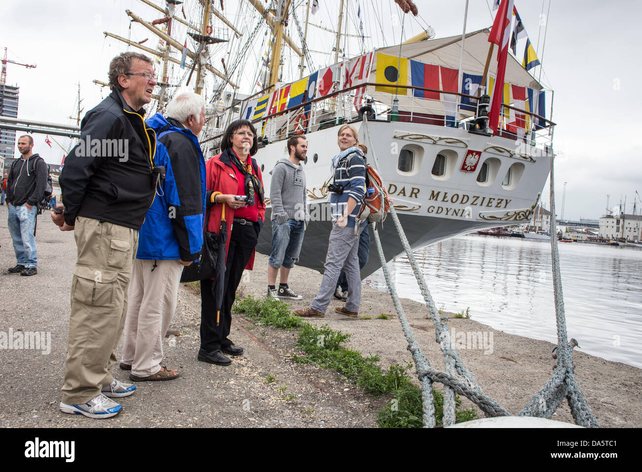 Aarhus, Danemark. 4 juillet, 2013. Les visiteurs au Tall Ships Races 2013 à Aarhus, Danemark. La ville d'Aarhus au Danemark, est le point de départ de cette années Tall Ships Races. L'événement comprend une flotte de 104 navires à voile et 3 000 membres d'équipage de tout le monde. Crédit : Michael Harder/Alamy Live News Banque D'Images