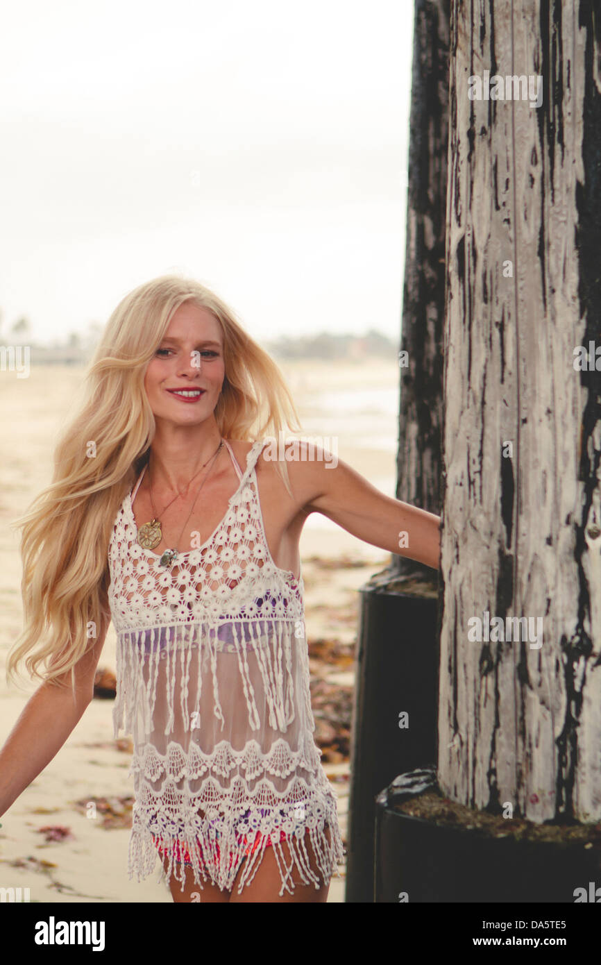 Une très jolie jeune femme sur la plage. Banque D'Images