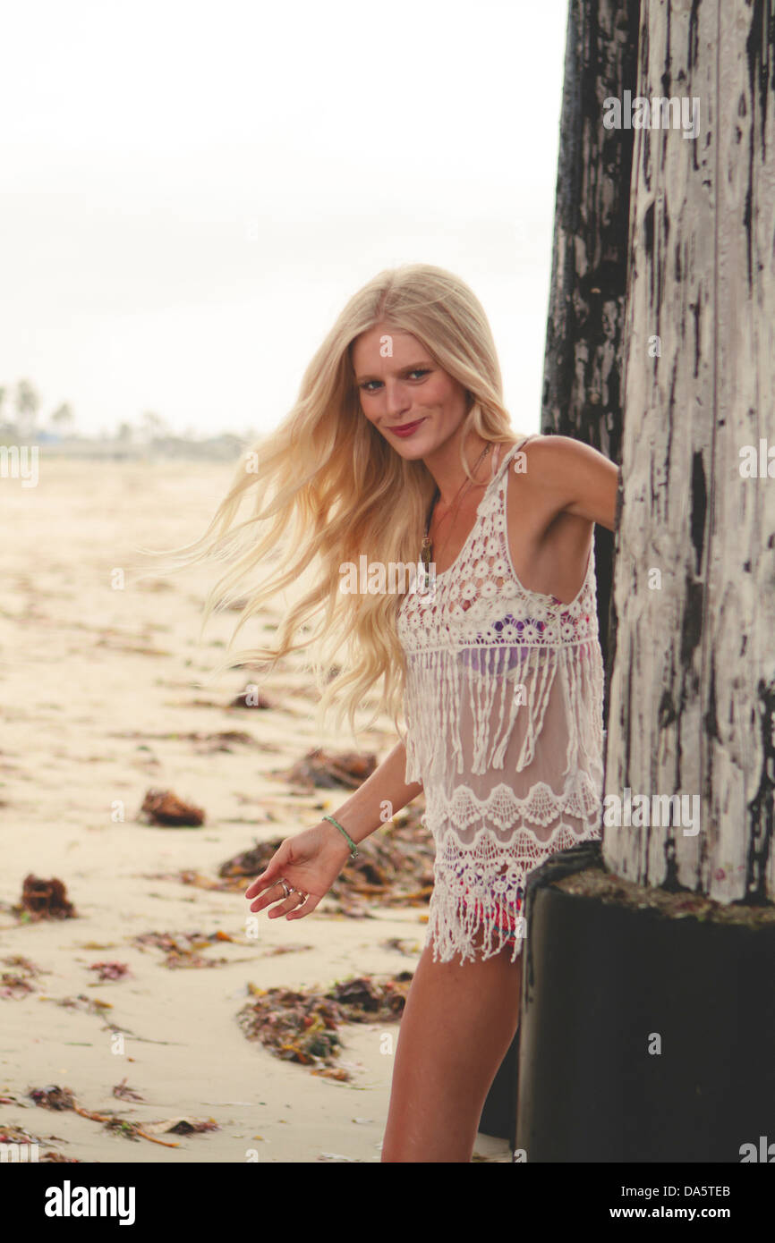 Une très jolie jeune femme sur la plage. Banque D'Images