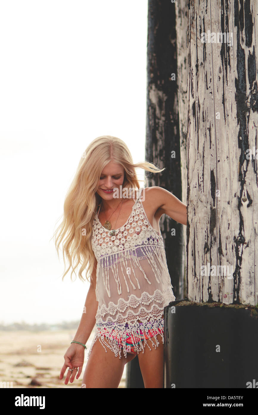 Une très jolie jeune femme sur la plage. Banque D'Images