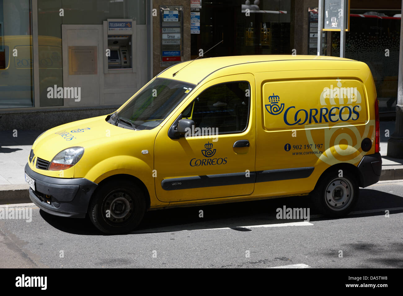 L'espagnol correos jaune postal service delivery van dans tarragona catalogne espagne Banque D'Images