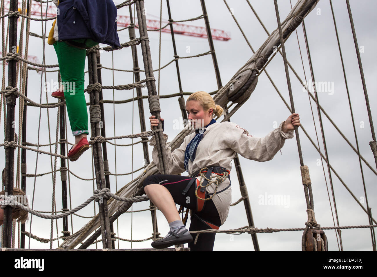 Aarhus, Danemark. 4 juillet, 2013. Jeune femme membre de l'équipage pendant la Tall Ships Races 2013 à Aarhus, Danemark. La ville d'Aarhus au Danemark, est le point de départ de cette années Tall Ships Races. L'événement comprend une flotte de 104 navires à voile et 3 000 membres d'équipage de tout le monde. Crédit : Michael Harder/Alamy Live News Banque D'Images