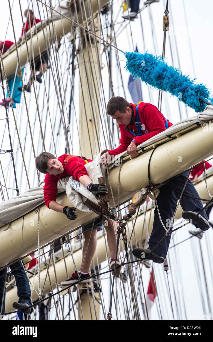 Aarhus, Danemark. 4 juillet, 2013. Les jeunes membres d'équipage travaillant les voiles lors de la Tall Ships Races 2013 à Aarhus, Danemark. La ville d'Aarhus au Danemark, est le point de départ de cette années Tall Ships Races. L'événement comprend une flotte de 104 navires à voile et 3 000 membres d'équipage de tout le monde. Crédit : Michael Harder/Alamy Live News Banque D'Images