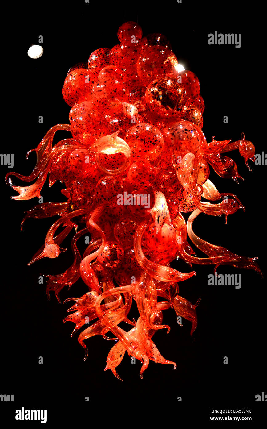 Lustre en verre rouge par Dale Chihuly à afficher. Chihuly Jardin et verre, Seattle, Washington, USA. Banque D'Images