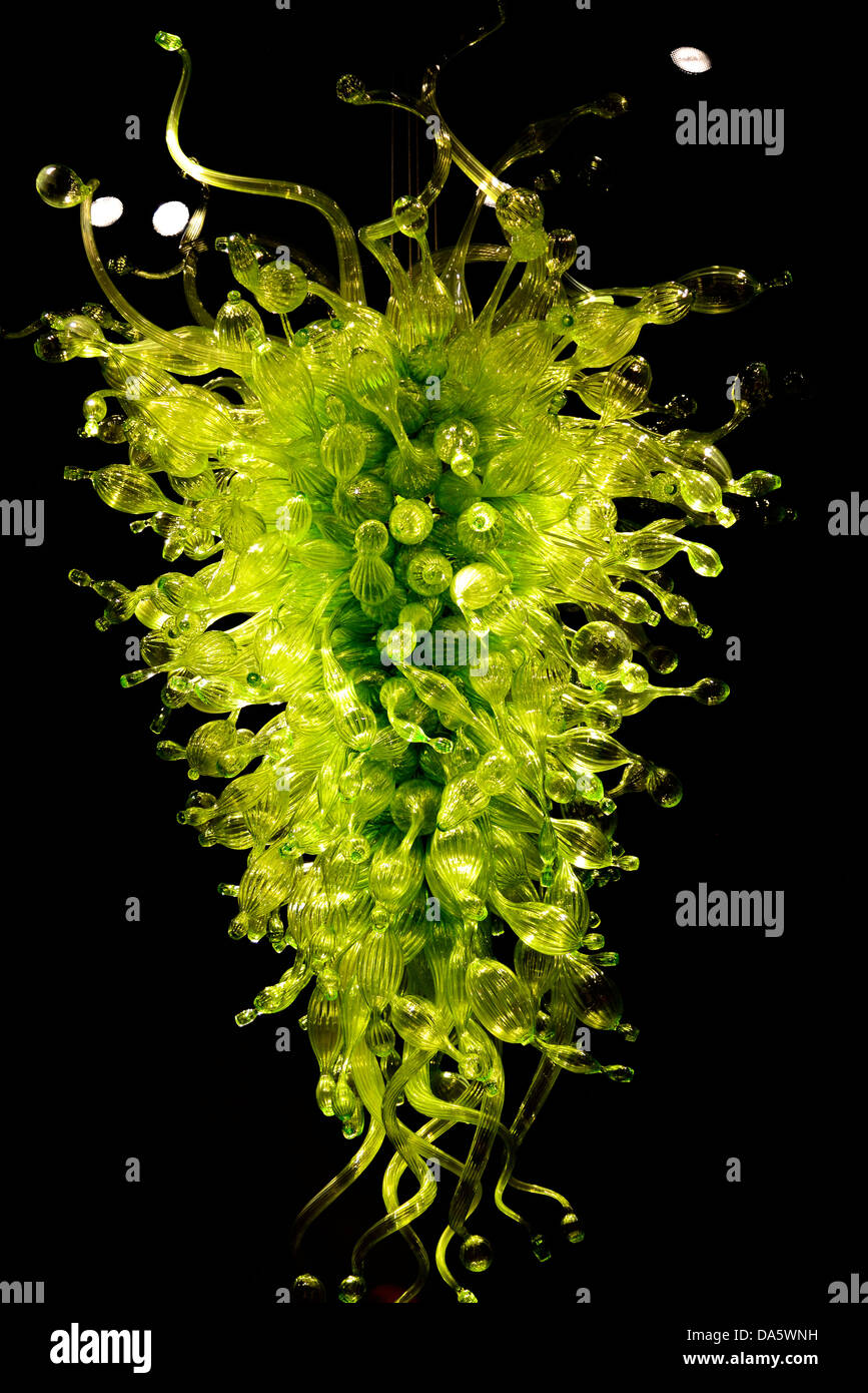 Lustre en verre vert par Dale Chihuly à afficher. Chihuly Jardin et verre, Seattle, Washington, USA. Banque D'Images