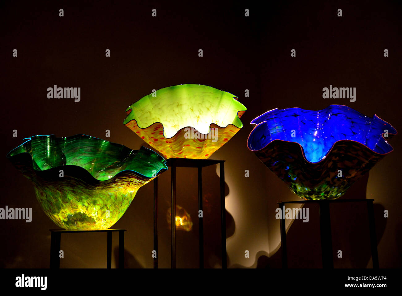 Threeglass bowls par Dale Chihuly à afficher. Chihuly Jardin et verre, Seattle, Washington, USA. Banque D'Images