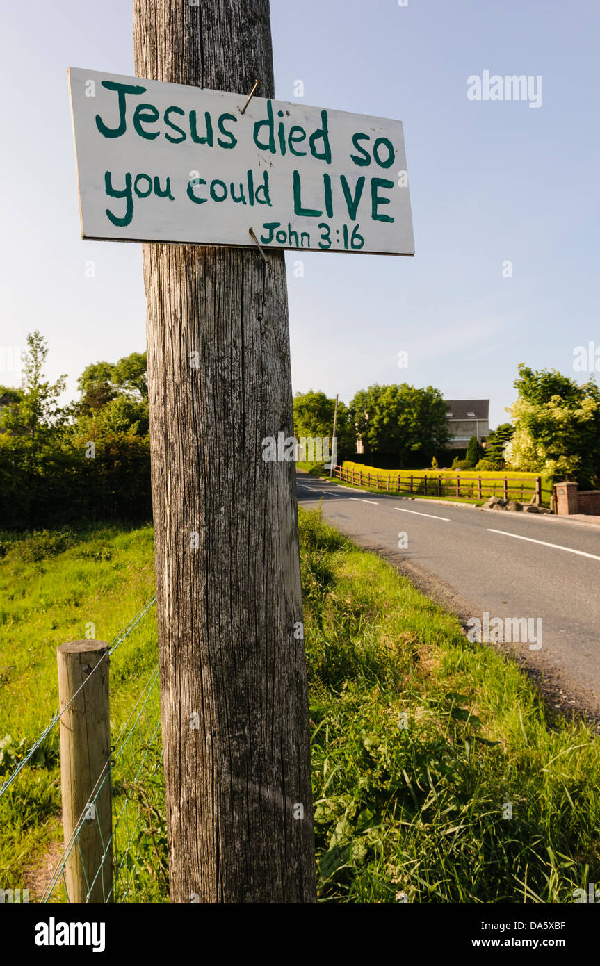 Signe sur un lampost avec message écrit à la main "Jésus est mort pour que vous puissiez vivre', l'on trouve généralement dans les régions rurales du nord de l'Irlande Banque D'Images