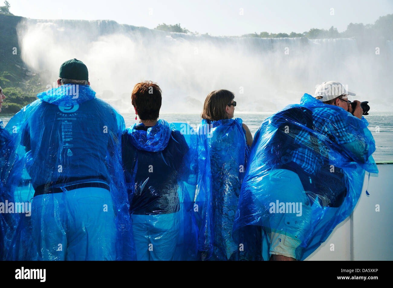 Excursion en bateau, du Canada, Niagara Falls, Ontario, l'eau, bleu, manteau de pluie, giant falls, gerbe, touristes, cascade, humide, automne Banque D'Images