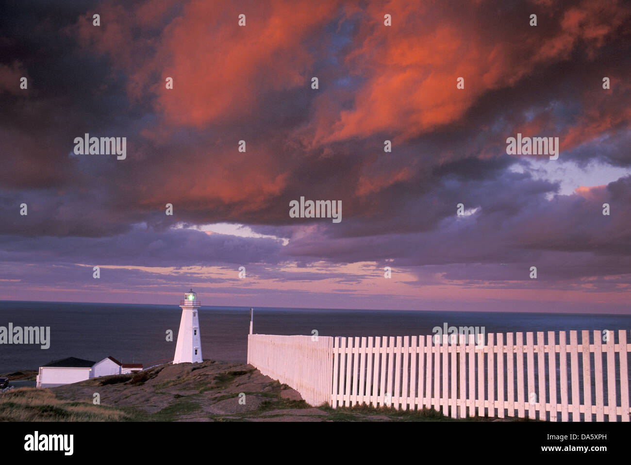 Leuchtturm, coloré, coucher de soleil, côte, mer, océan, nuages, couleur, Cape Spear, national, historique, Site, Terre-Neuve, Canada Banque D'Images