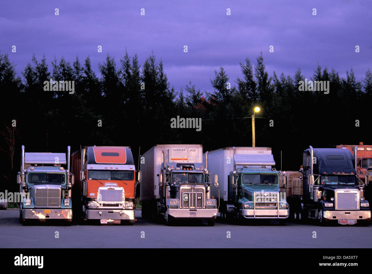Camions, Deer Lake, Terre-Neuve, Canada, à la halte, Nightfall, nuit, soir, crépuscule, transport, Banque D'Images